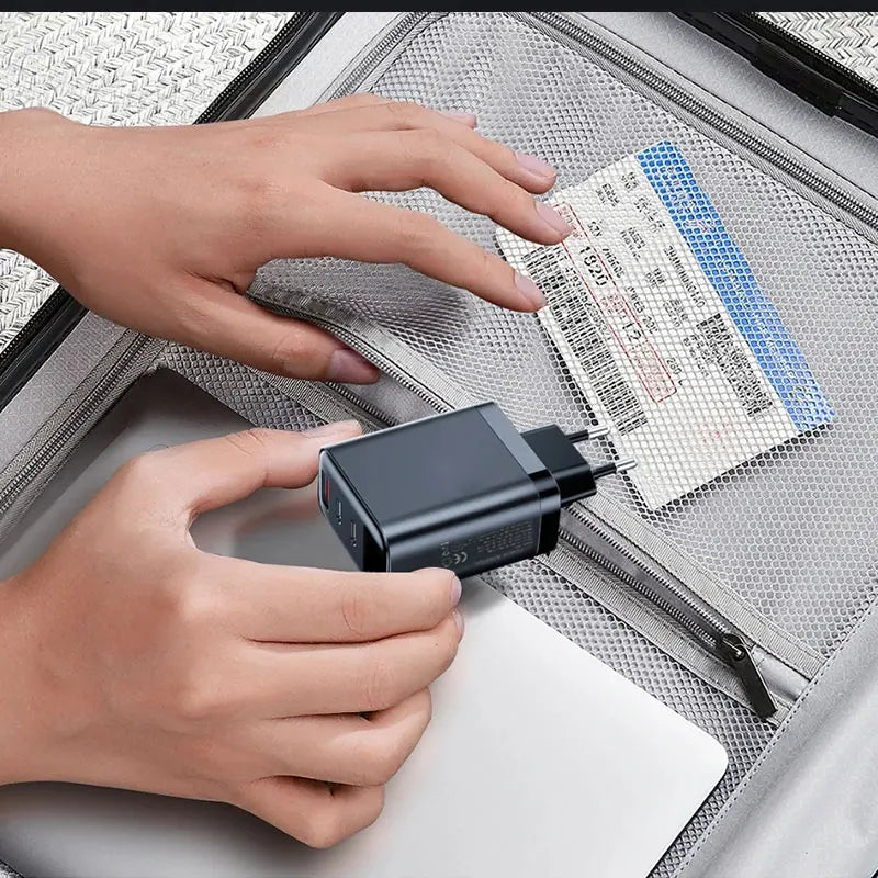Chargeur USB-C 65W – Triple Port Charge Rapide pour iPhone, Samsung, PC Portable et Tablette
